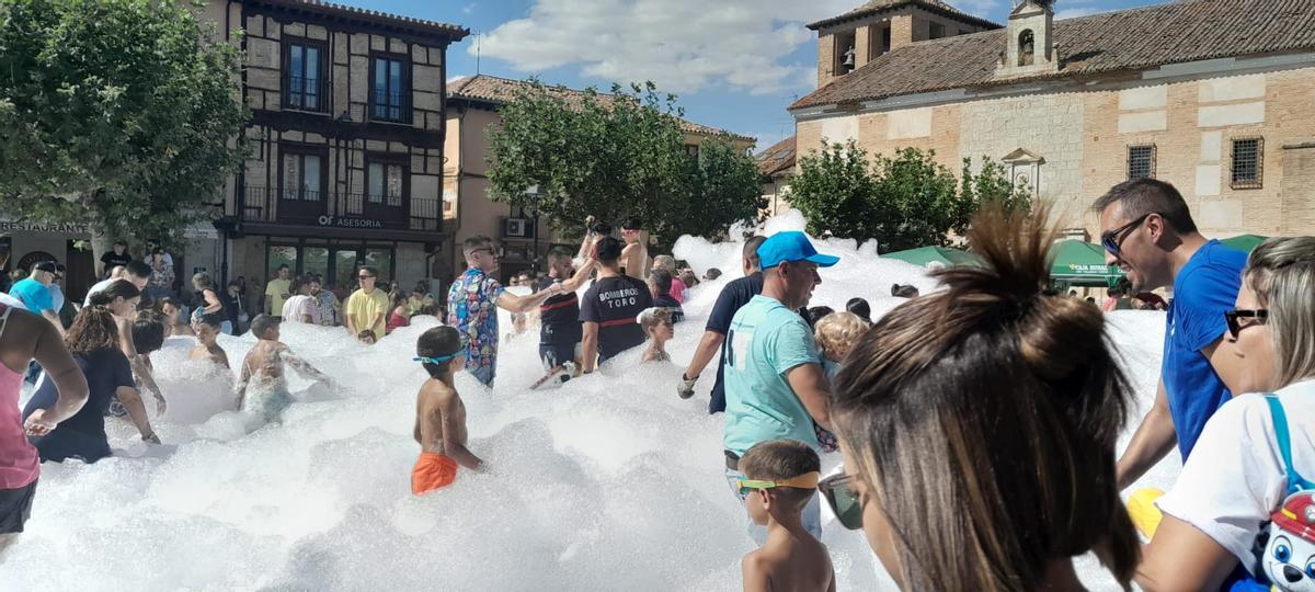 GALERÍA | La fiesta de la espuma refresca el Día de las Peñas en las Fiestas de Toro
