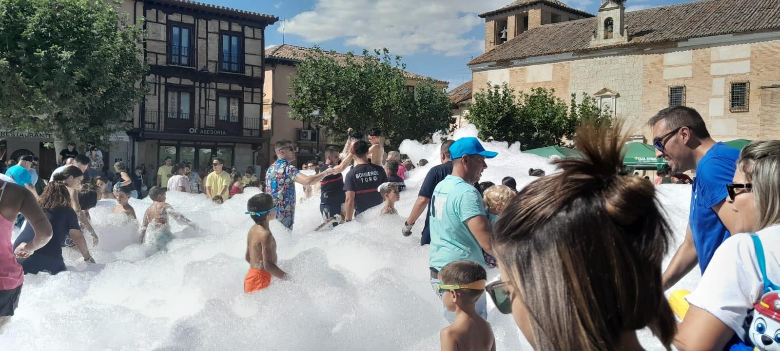 GALERÍA | La fiesta de la espuma refresca el Día de las Peñas en las Fiestas de Toro