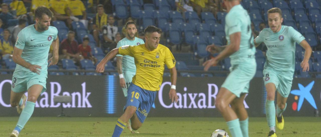 El atacante tinerfeño de la UD Las Palmas Alberto Moleiro controla el esférico, rodeado de rivales del Andorra, ayer, en la disputa de la tercera jornada.  | | JUAN CASTRO