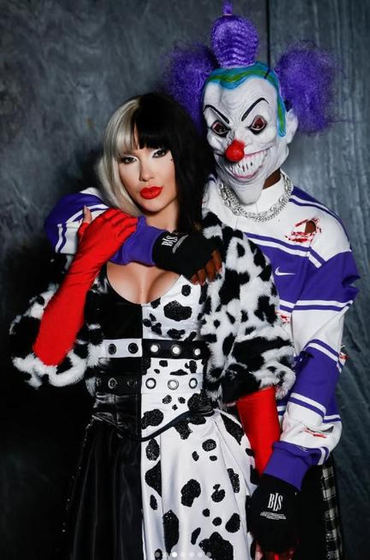 Vini Jr. y su pareja disfrazados por Halloween.