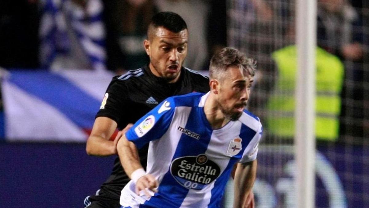 Luisinho disputa un balón ante Cabral en el duelo de la primera vuelta en Riazor.