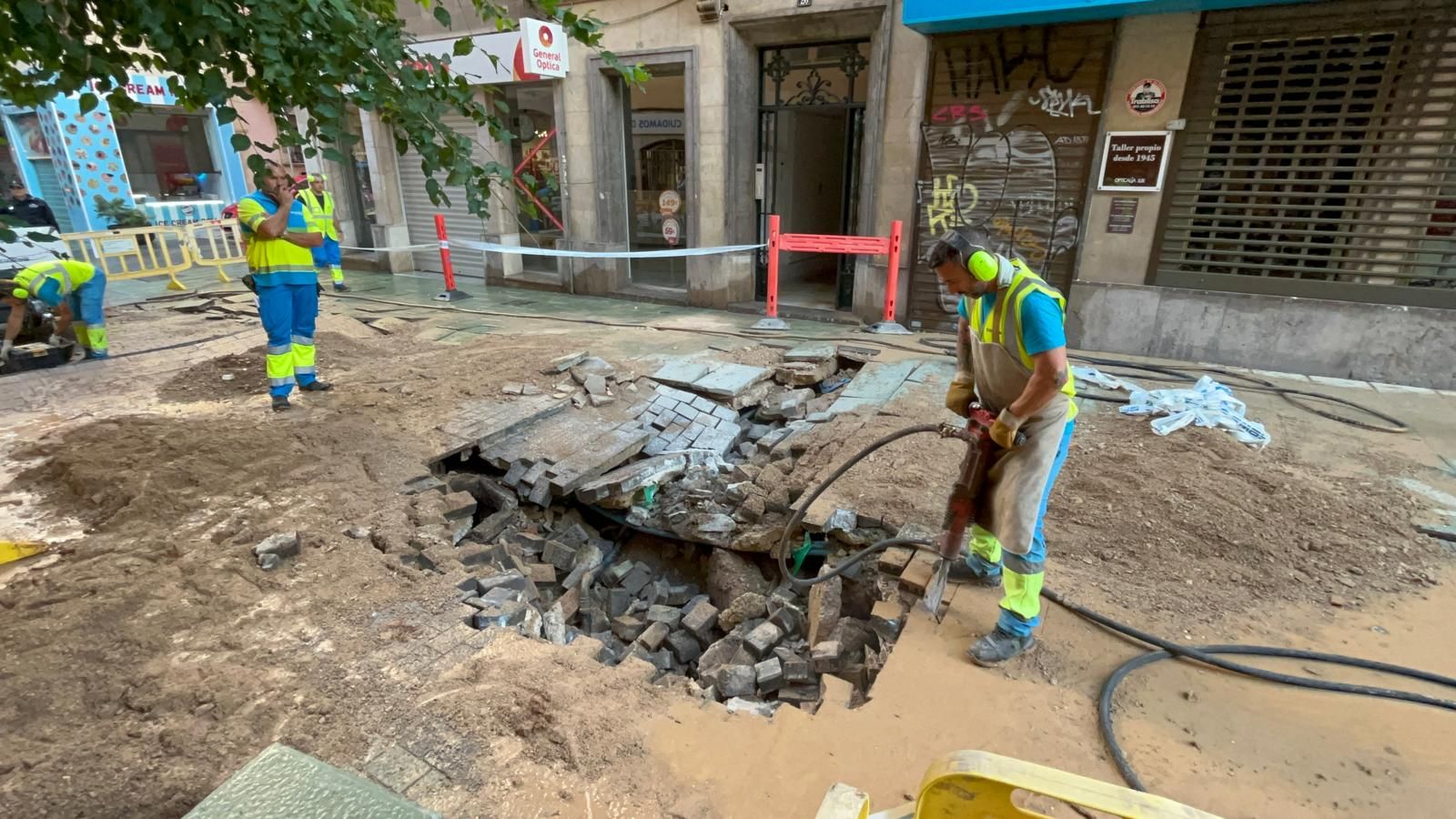 La rotura de una tubería inunda la calle Olmos
