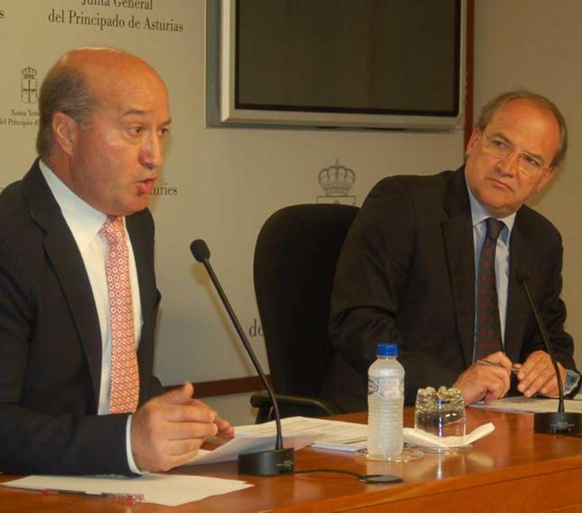 Luis Venta Cueli y José Agustín Cuervas-Mons, en la Junta.