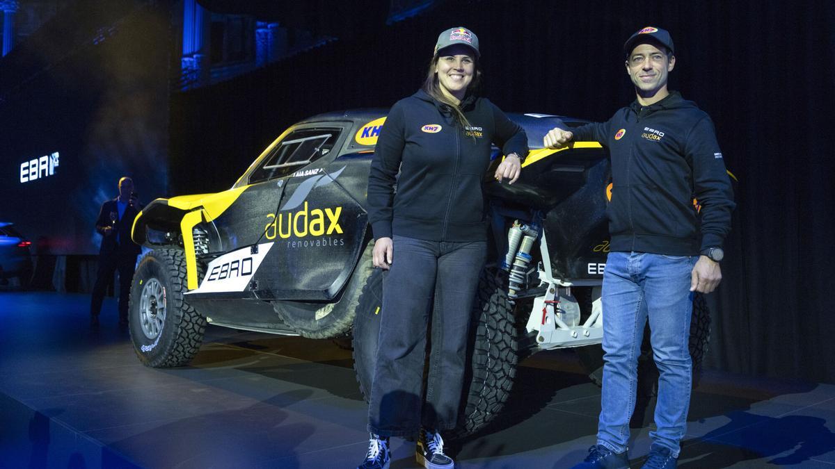 La piloto Laia Sanz, que correrá en el Rally Dakar con un Ebro S800 XRR, y el copiloto Maurizio Gerini.
