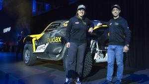 La piloto Laia Sanz, que correrá en el Rally Dakar con un Ebro S800 XRR, y el copiloto Maurizio Gerini.