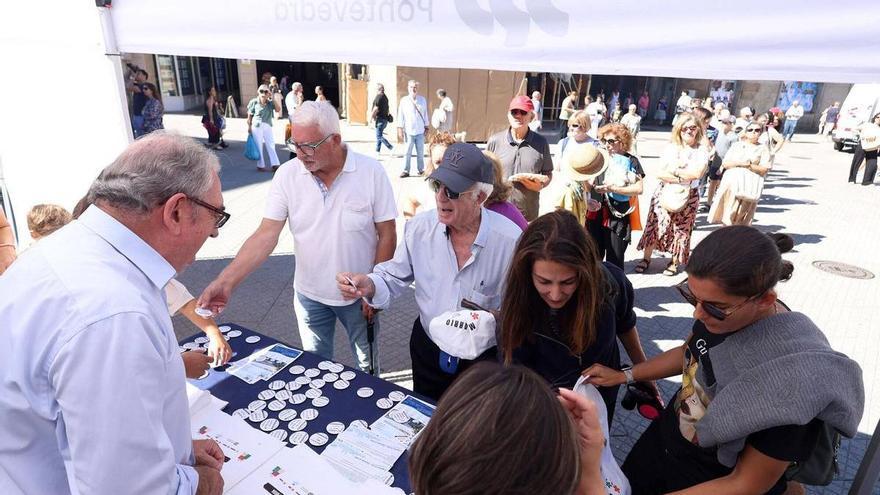 Pontevedra regala «merchandising» en pro del uso del gallego en el comercio local