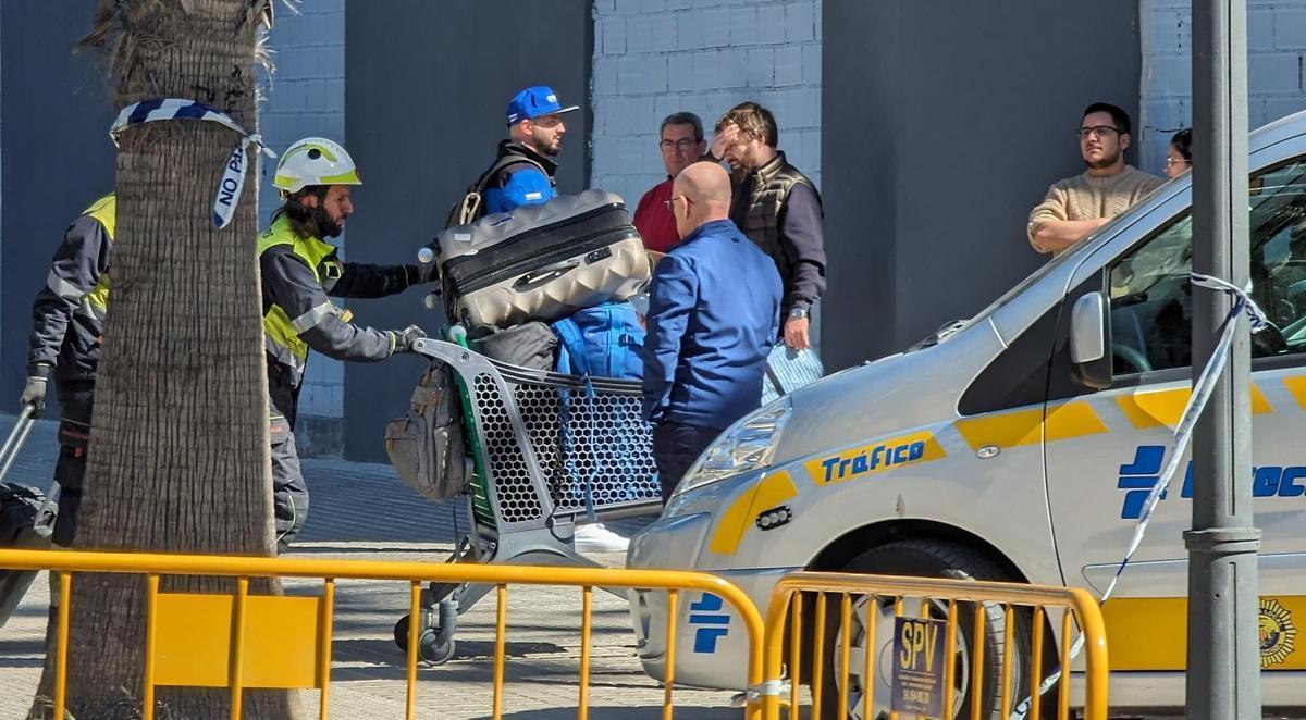 Bomberos sacan enseres de uno de los vecinos del edificio quemado en Valencia.