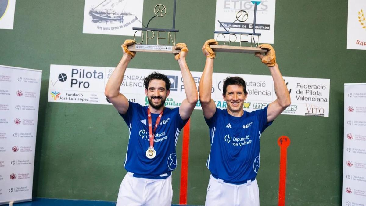 José Salvador y Pasqual con su título.