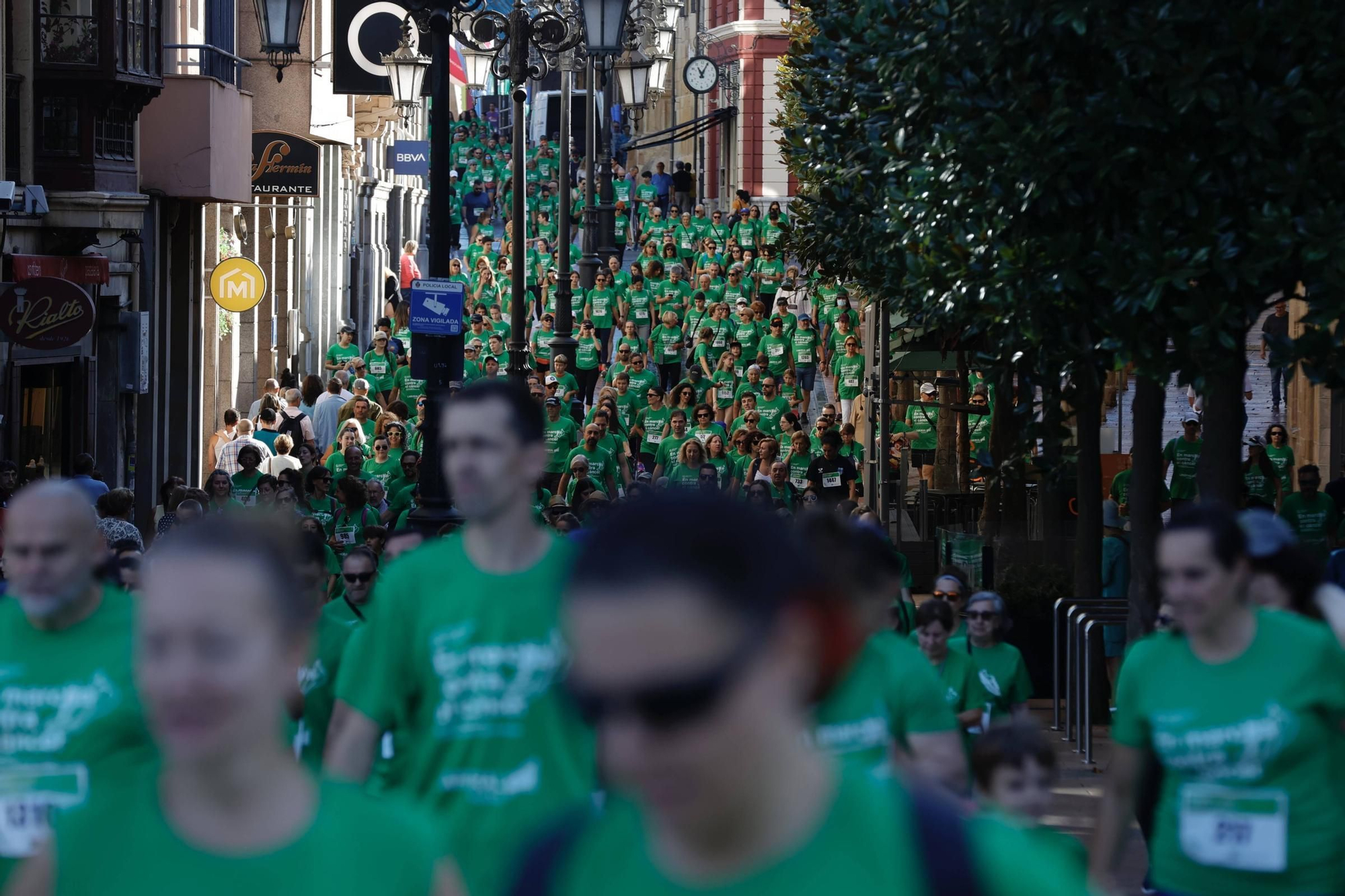 Marea verde de 1.500 corredores contra el cáncer en Oviedo