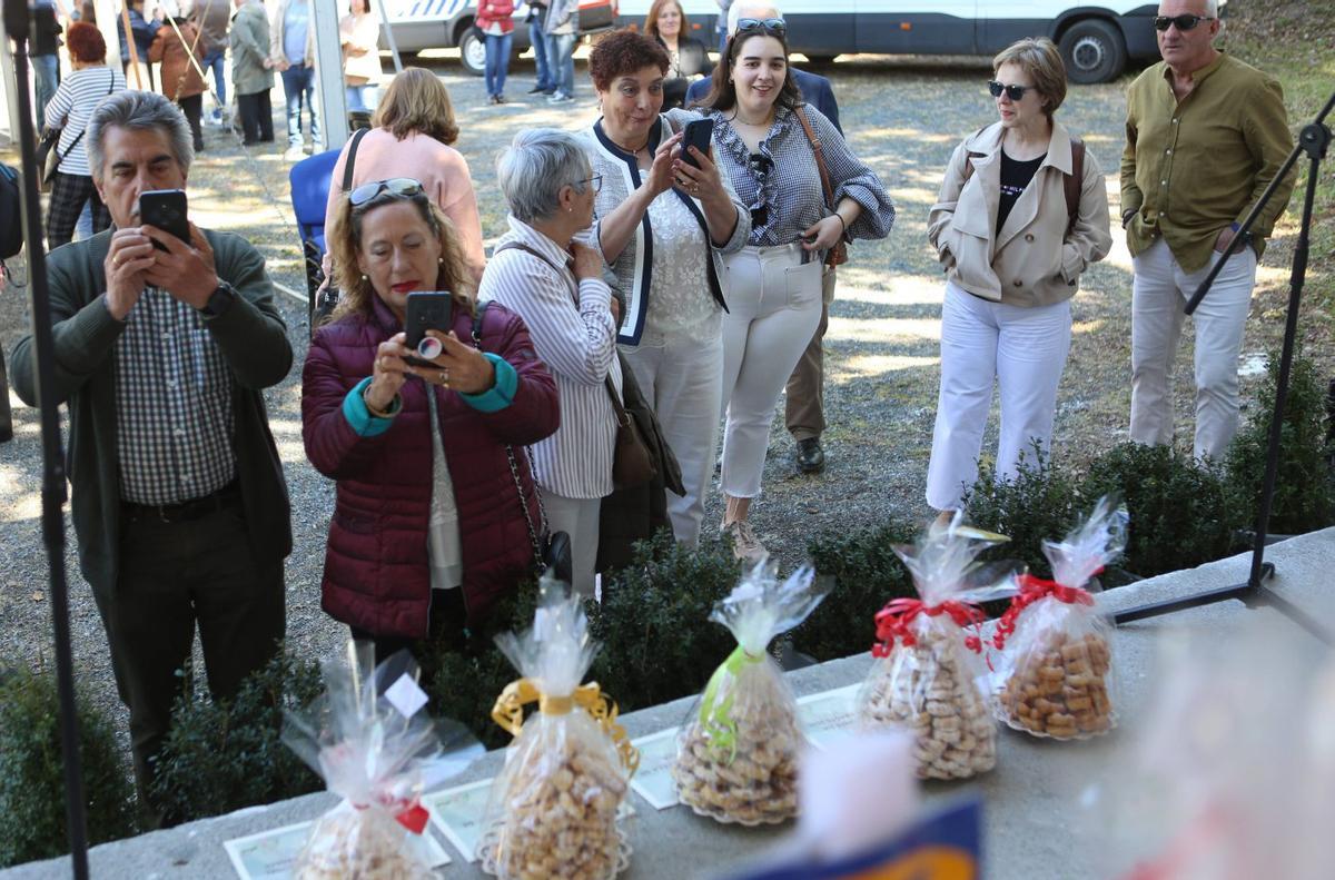 Asistentes a la fiesta toman imágenes de los ‘bolos’ expuestos.