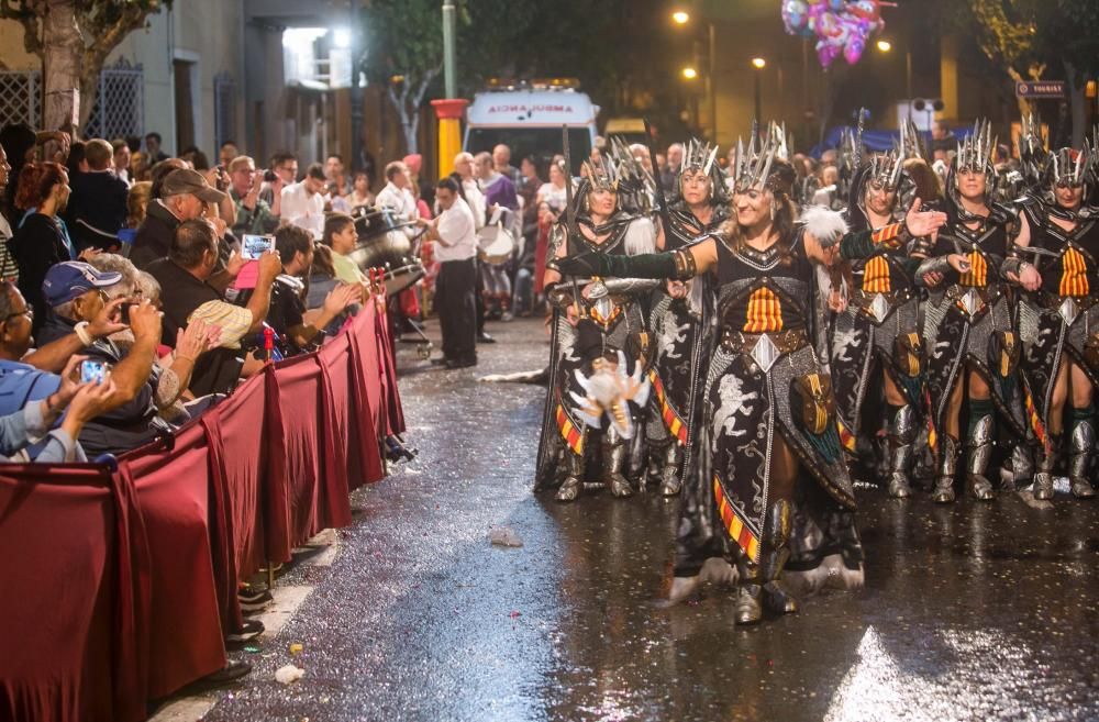 La naturaleza y los cuentos infantiles brillan en la entrada de Moros y Cristianos de El Campello