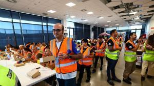Los trabajadores del nuevo centro logístico de Amazon en La Muela (Zaragoza), este lunes en la jornada del estreno de la planta.