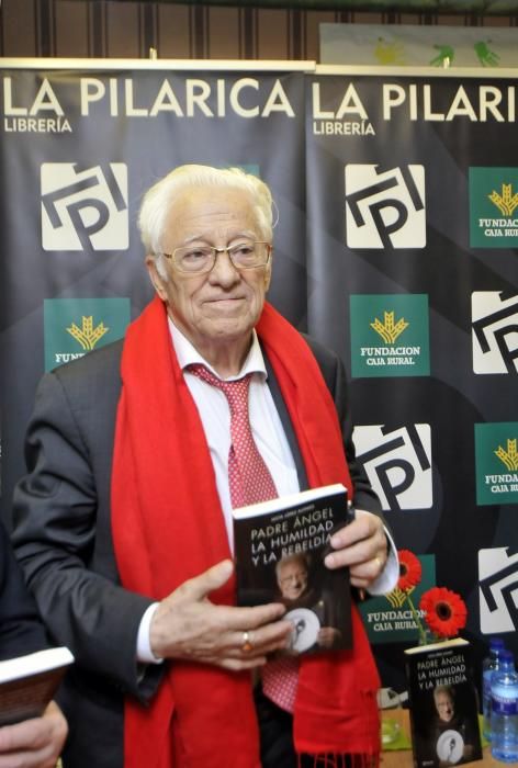 Firma de libros del Padre Ángel en Mieres