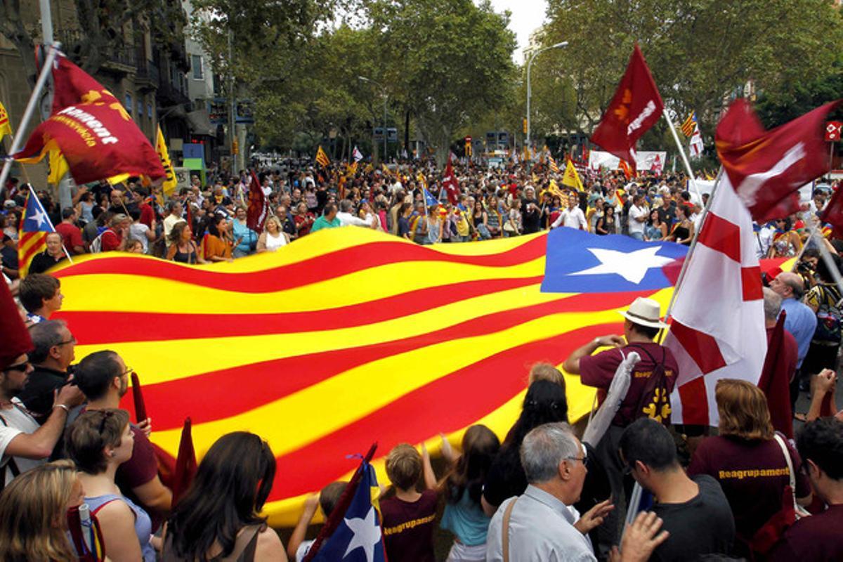 Miles de personas de partidos y colectivos independentistas han salido esta tarde a la calle para manifestarse el día de la Diada Nacional de Cataluña. EFE/Marta Pérez