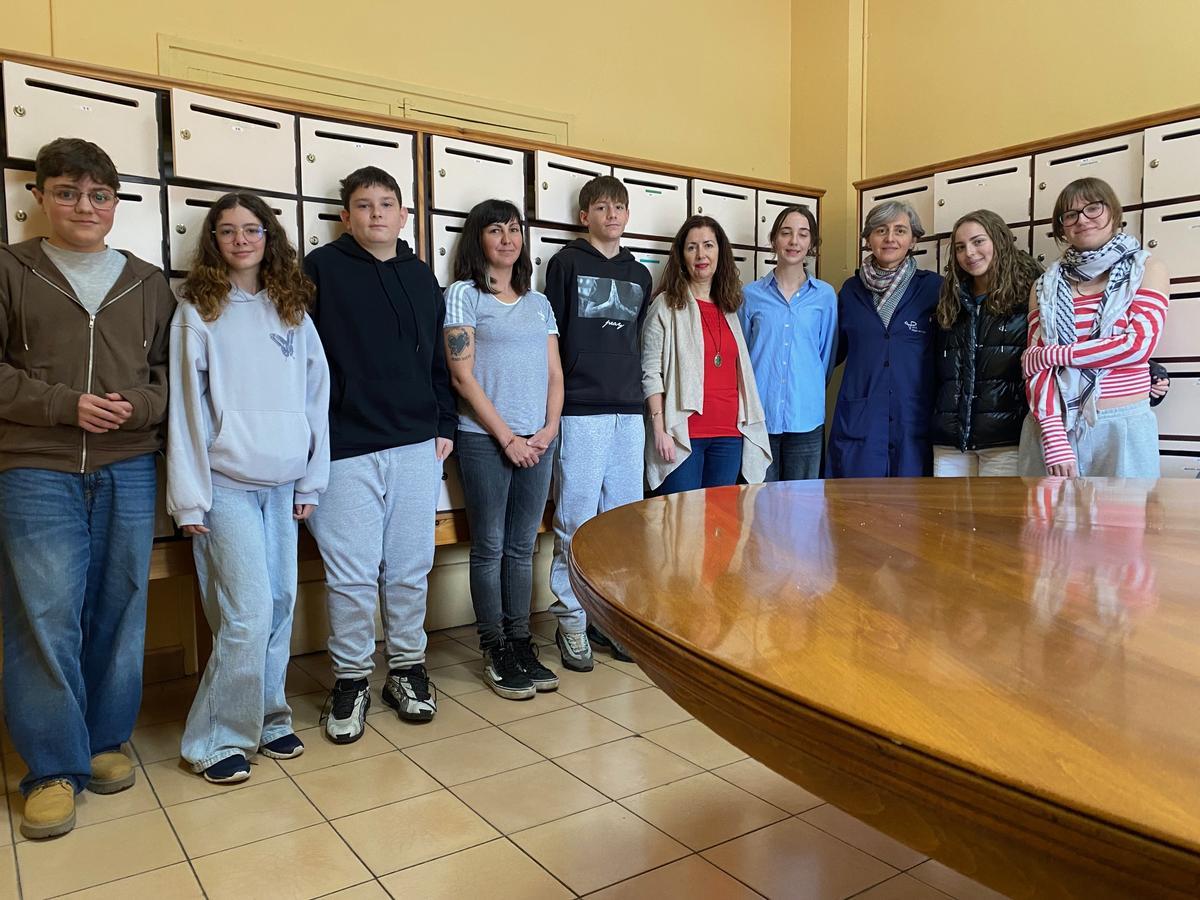 Alumnado Erasmus de 3º ESO: de derecha a izquierd con las entrevistadas: Fernando Larraz, Catalina Rivas, Arturo Sebastián, Mario Ibarbuen, Sara Arrebola, Candela González e Iria Marzal