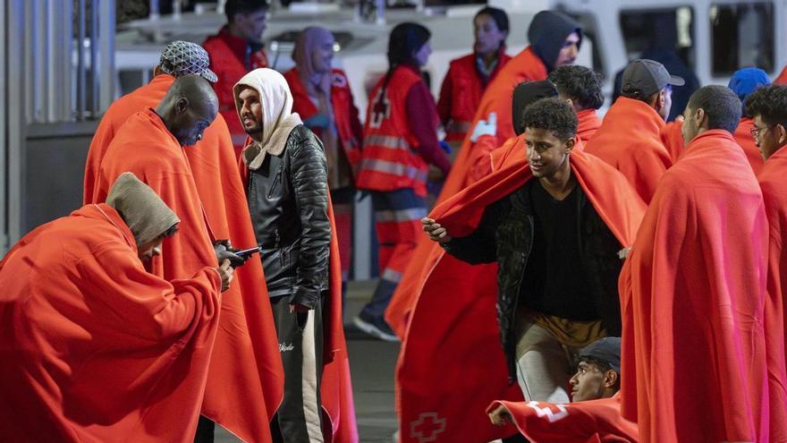 Rescatan en Lanzarote una neumática con 60 migrantes, entre ellos 21 posibles menores