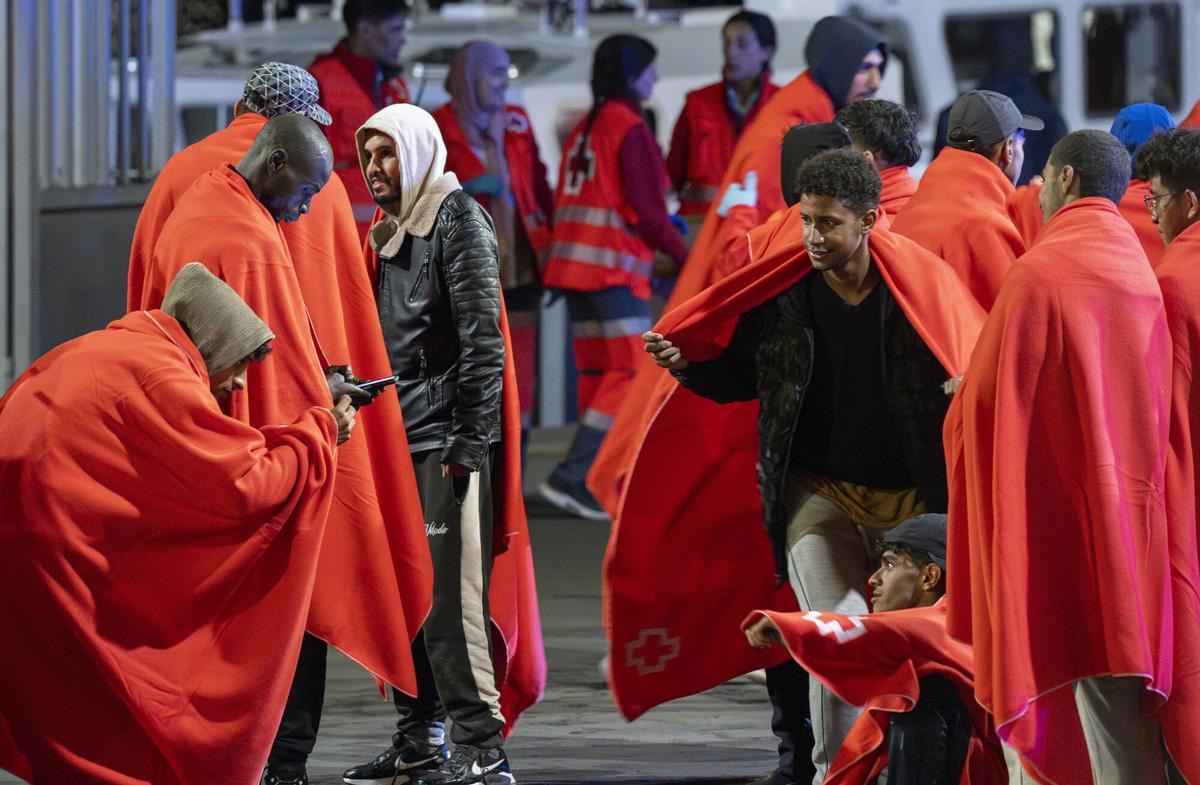 Llegada al puerto de Arrecife (Lanzarote) de los 60 inmigrantes rescatados por Salvamento Marítimo el jueves a unos 20 kilómetros de la isla. EFE/Adriel Perdomo