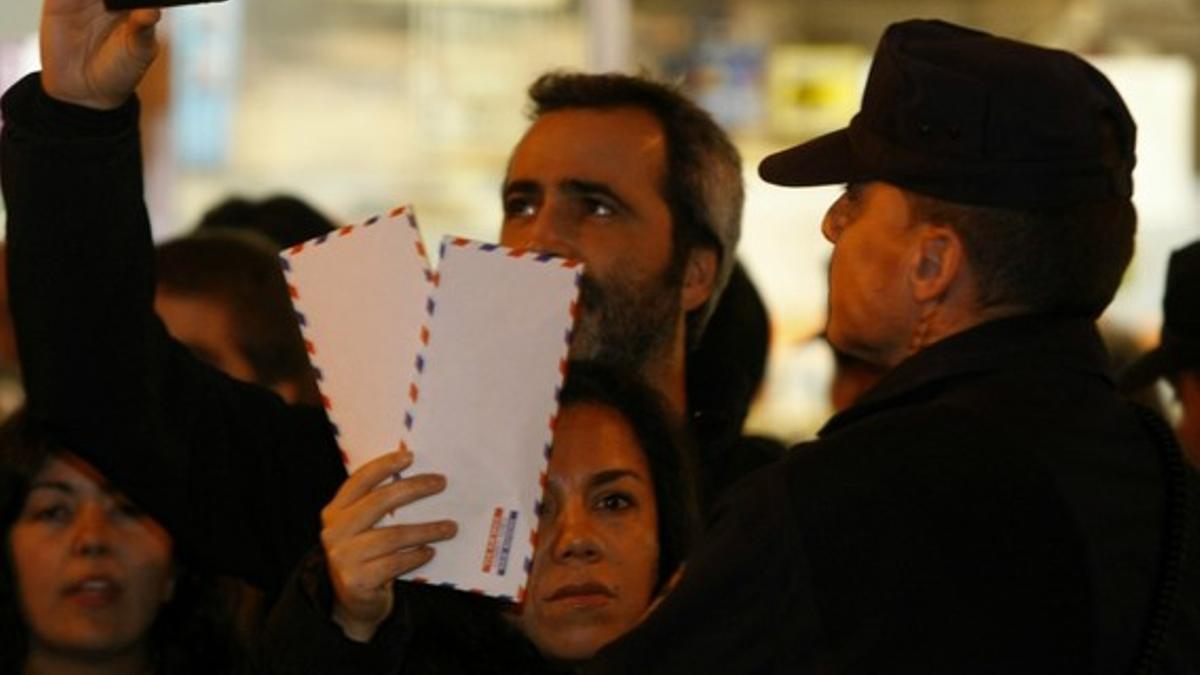 Manifestantes bloqueados por agentes de policía en las inmediaciones de la sede del PP de la calle Génova.