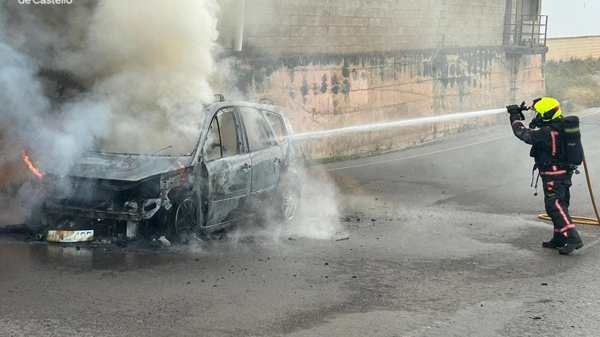 Un bombero actúa en el incendio de este viernes en un coche de Onda.