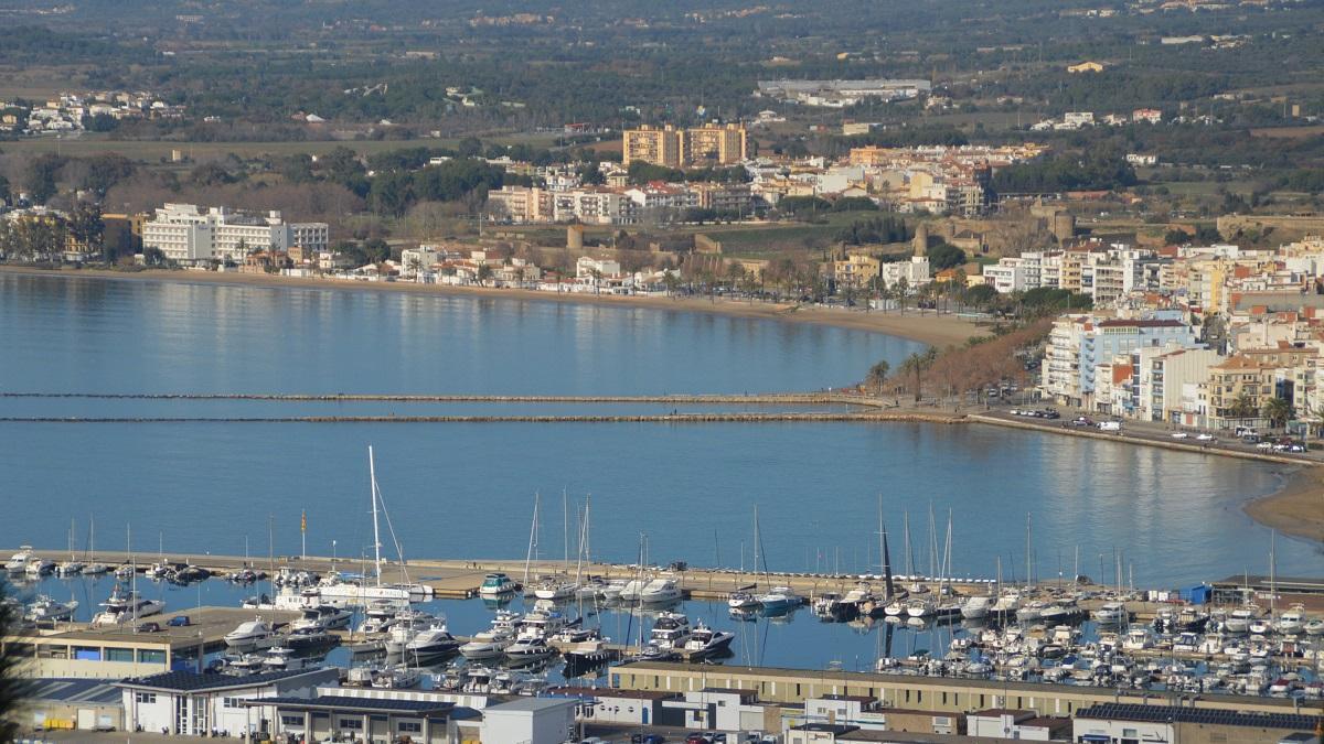 Vista general de Roses amb el port en primer terme