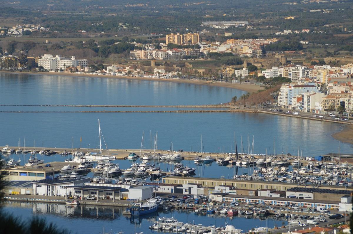 Vista general de Roses amb el port en primer terme.