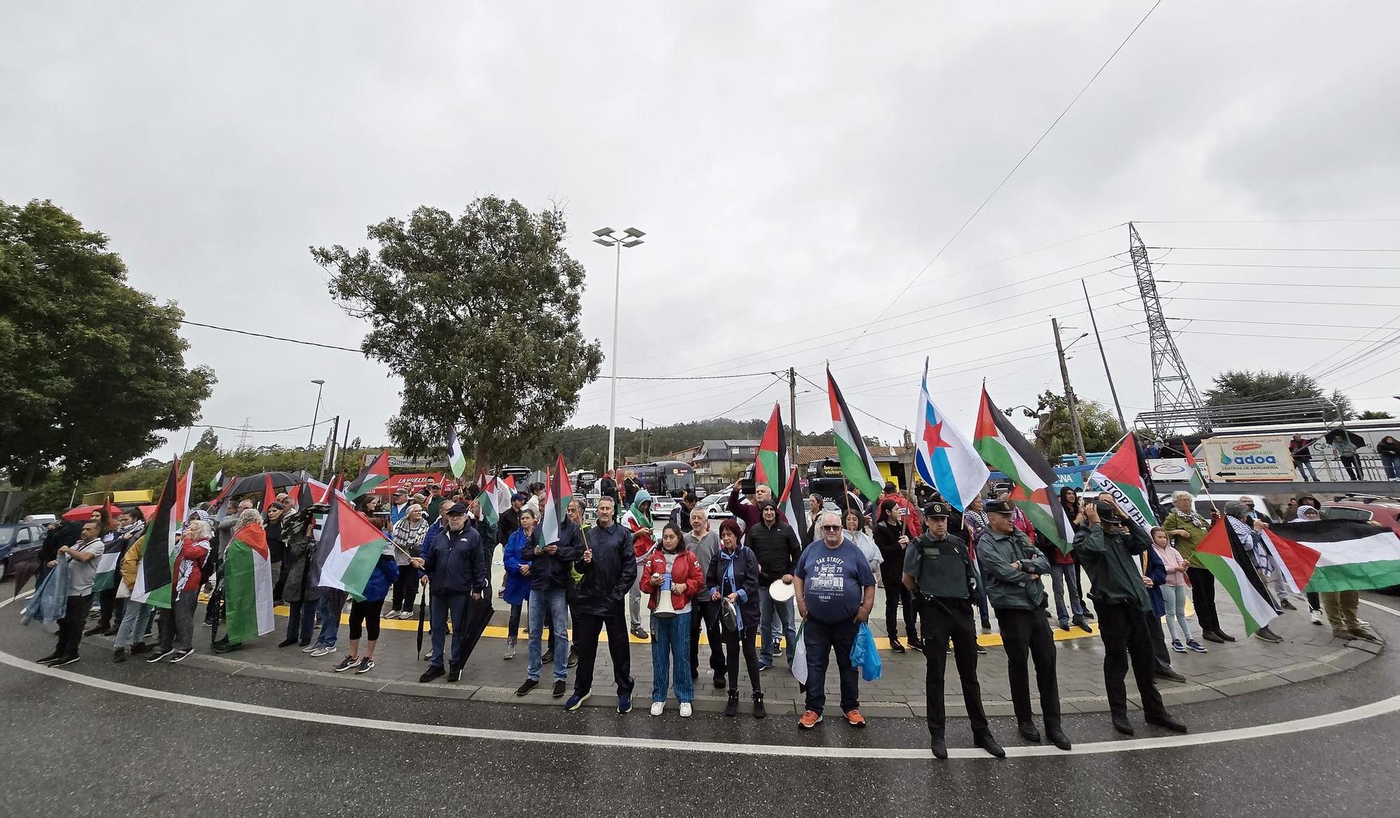 Concentraciones contra el equipo de Israel por el genocidio en Gaza durante el paso de La Vuelta por Pontevedra