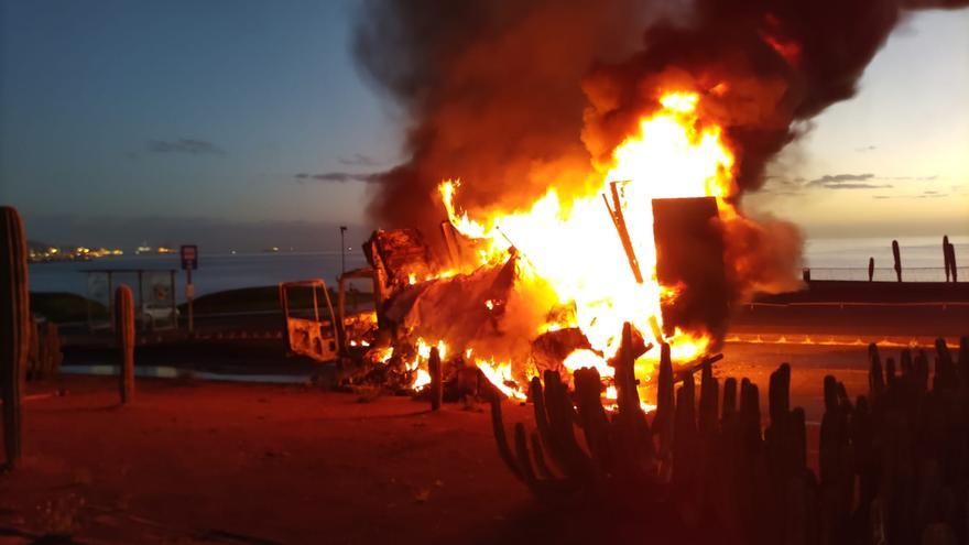 Incendio en el aparcamiento de El Tritón