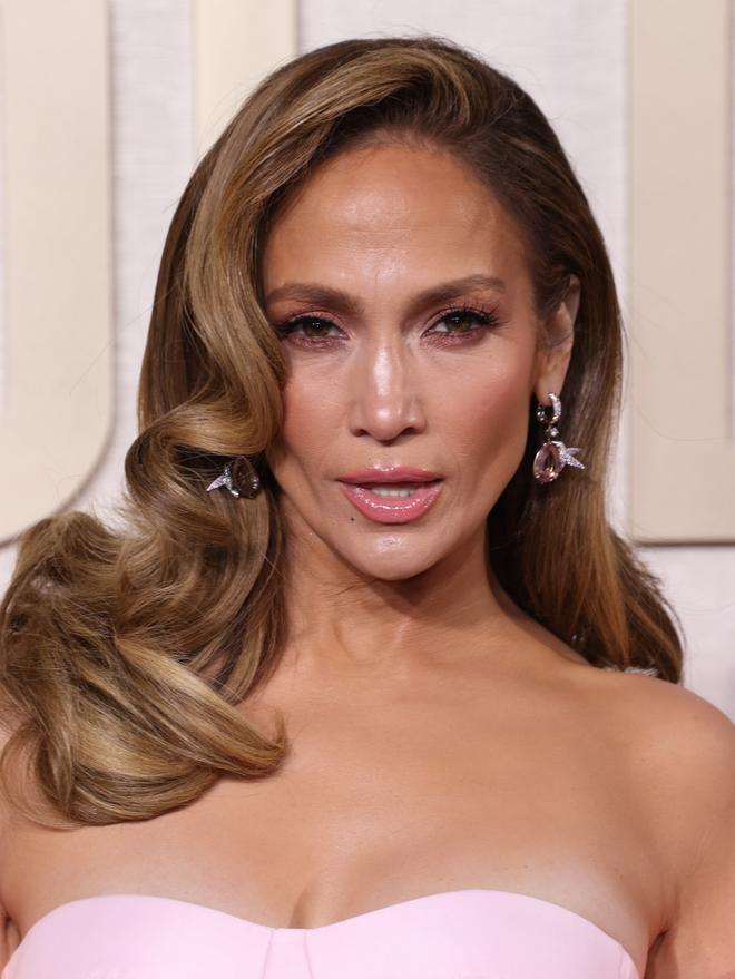 Jennifer Lopez en la alfombra roja de los Globos de Oro 2024