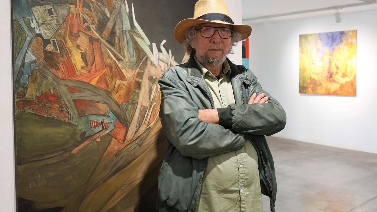 August Banegas posa con uno de los cuadros de la exposición 'Sentiments' en Sa Nostra Sala.