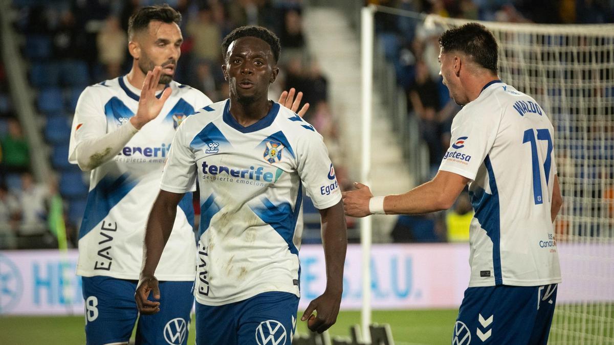 Diarra, entre Enric Gallego y Waldo Rubio.