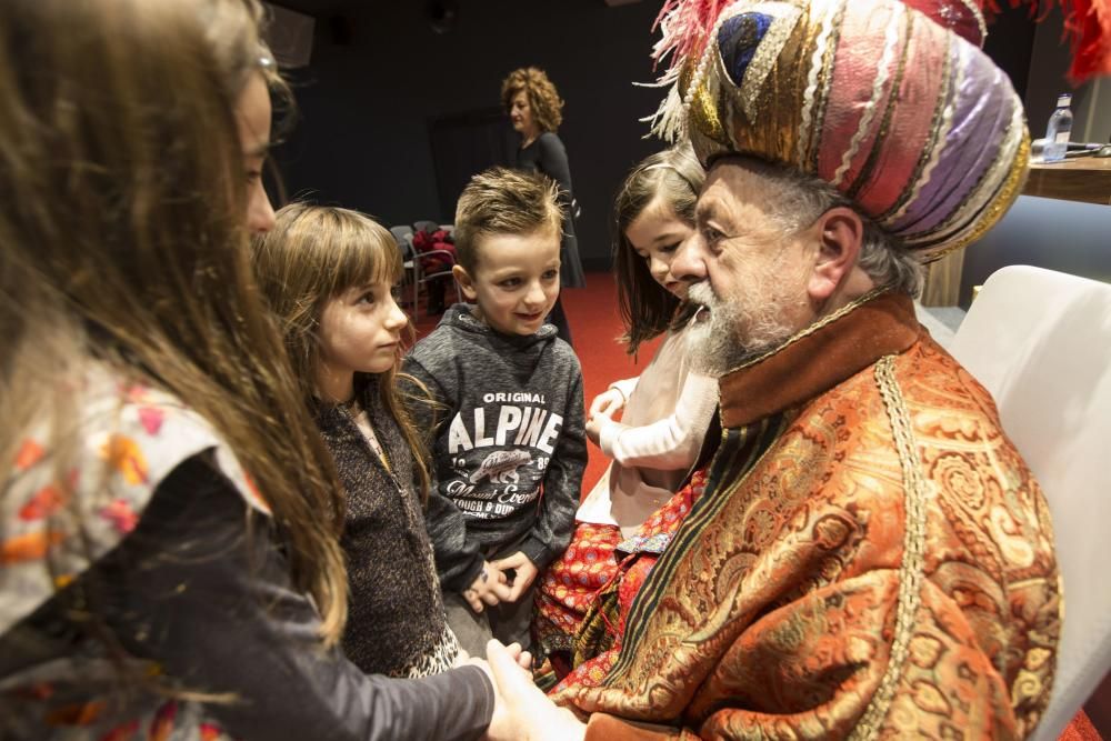 El Príncipe Aliatar recibe a los niños en LA NUEVA ESPAÑA