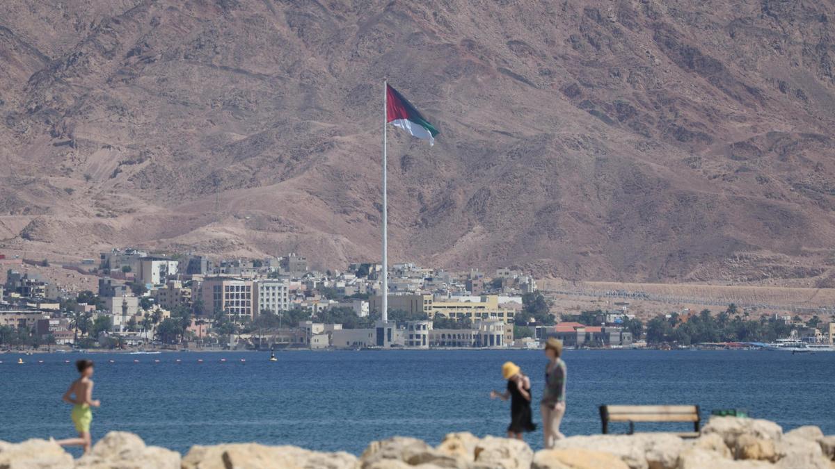 La bandera de Jordania vista desde el lado israelí del Mar Rojo.