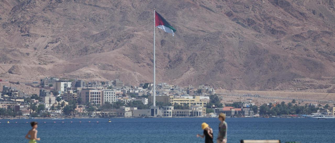 La bandera de Jordania vista en el golfo de Aqaba desde el lado israelí del Mar Rojo.