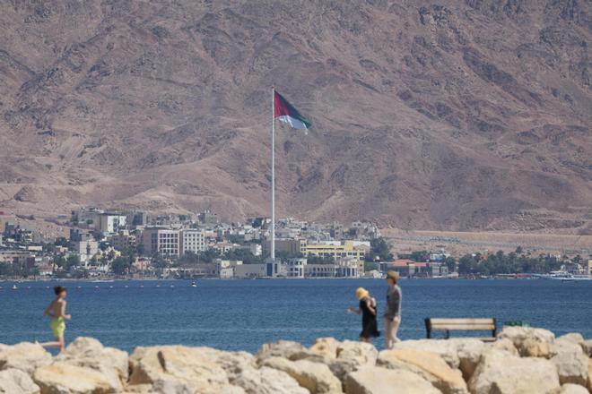 La bandera de Jordania vista en el golfo de Aqaba desde el lado israelí del Mar Rojo.