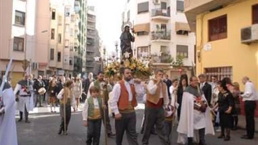 Sant Roc del Raval salió al encuentro de sus vecinos en un alarde de fe y oración