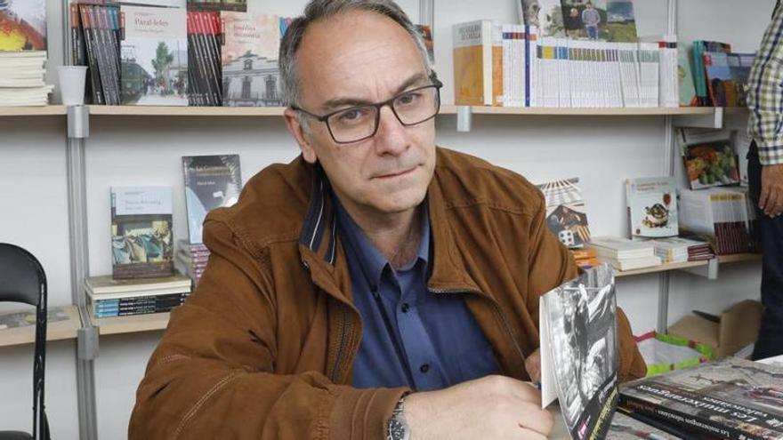 El humorista gráfico Xipell presenta su última novela en París con Ximo Puig