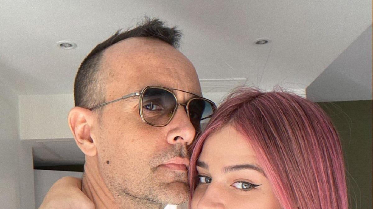 El 'selfie' de Risto Mejide y Laura Escanes, con el pelo rosa, para celebrar San Valentín 2021