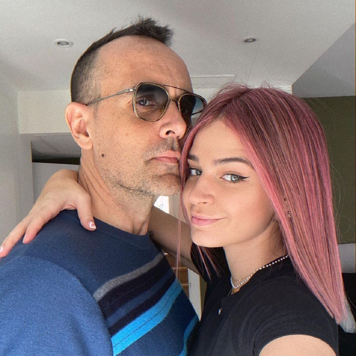 El 'selfie' de Risto Mejide y Laura Escanes, con el pelo rosa, para celebrar San Valentín 2021