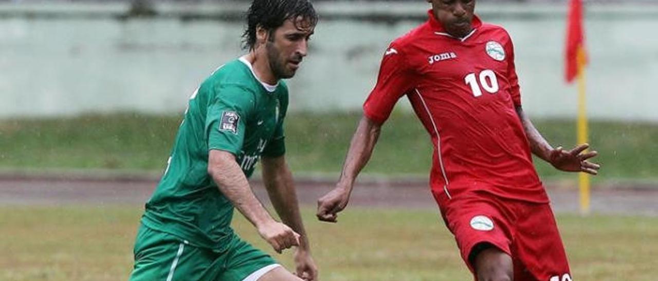 Raúl González, con la camiseta del Cosmos, disputa un balón con Ariel Martínez, jugador de la selección cubana.