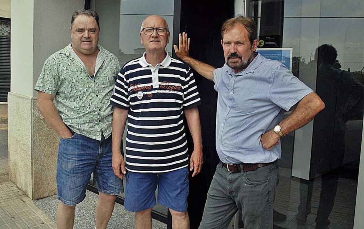 Tres vecinos que no pudieron sacar dinero hace unos dÃ­as porque el cajero no funcionaba.
