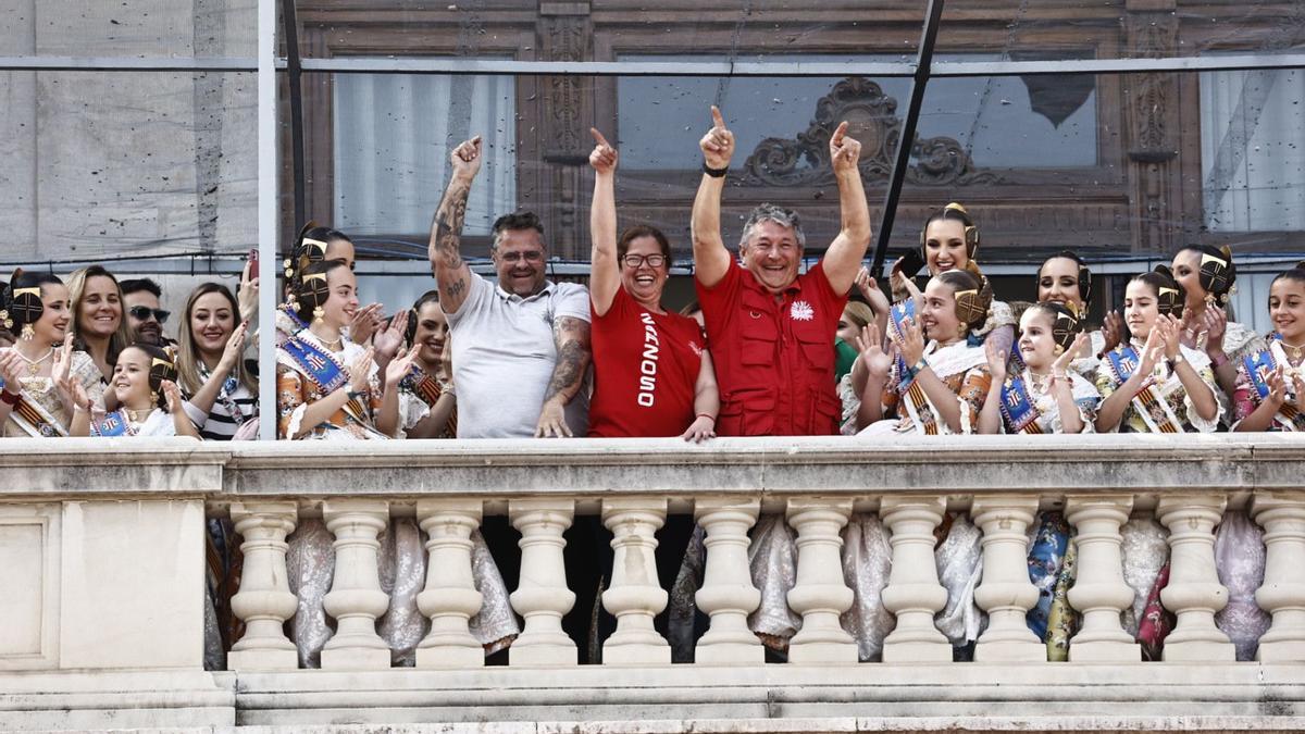 Paco Sancho y el equipo de Pirotecnia Zarzoso saludan desde el balcón del Ayuntamiento tras la decimocuarta mascletà de fallas
