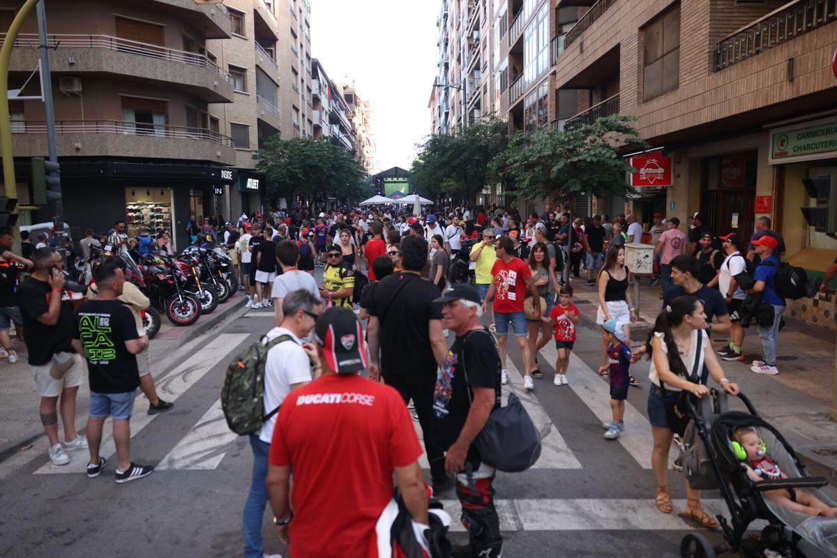 En imágenes | Alcañiz resuena con el ruido de las motos en un ambiente de gala