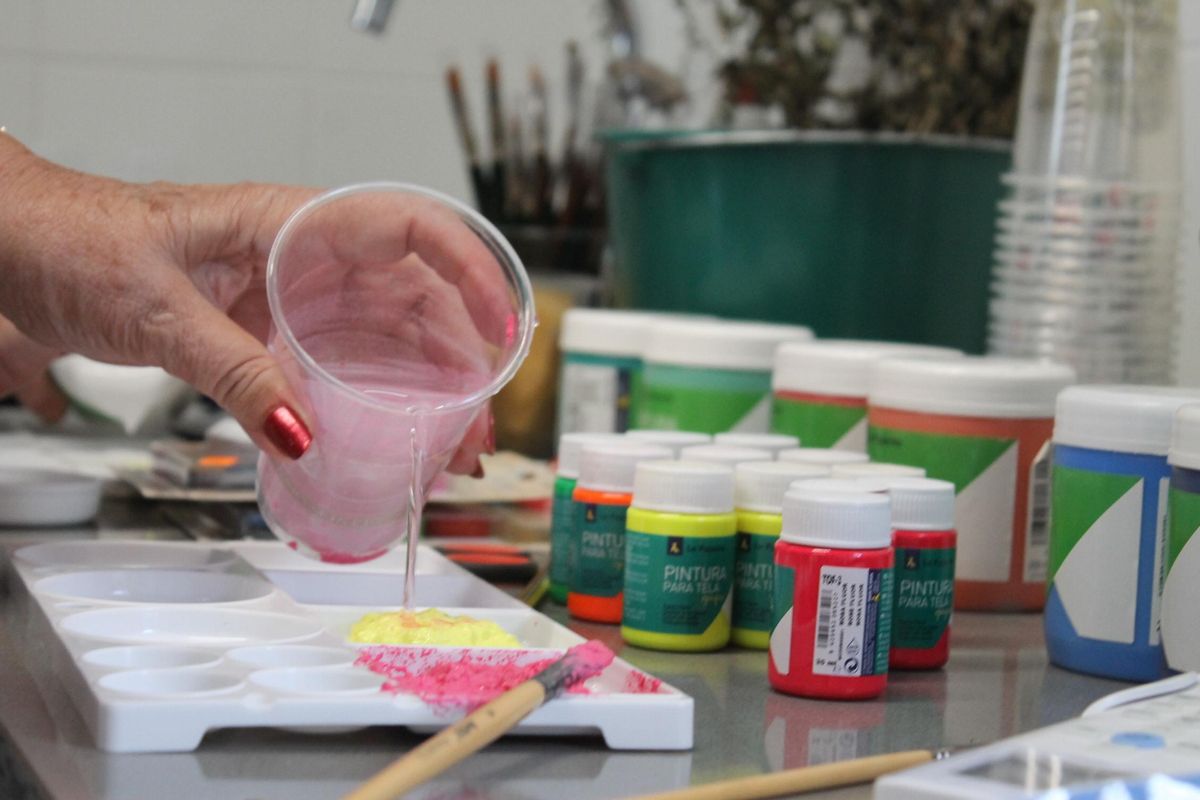 Una de las mujeres de la asociación de mayores prepara los materiales para la actividad