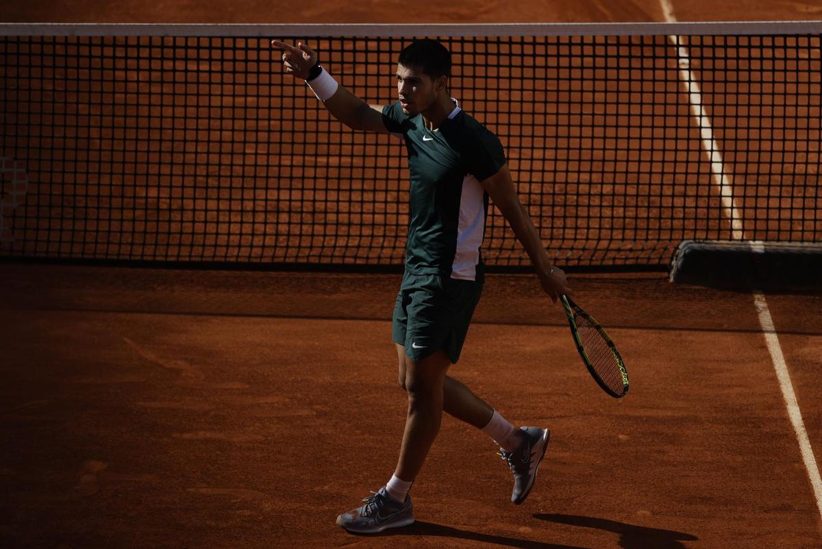 MADRID, 07/05/2022.- El tenista español Carlos Alcaraz celebra su set frente al tenista serbio Novak Djokovic, durante el partido de semifinal del Mutua Madrid Open, hoy sábado en la Caja Mágica en Madrid. EFE/Emilio Naranjo