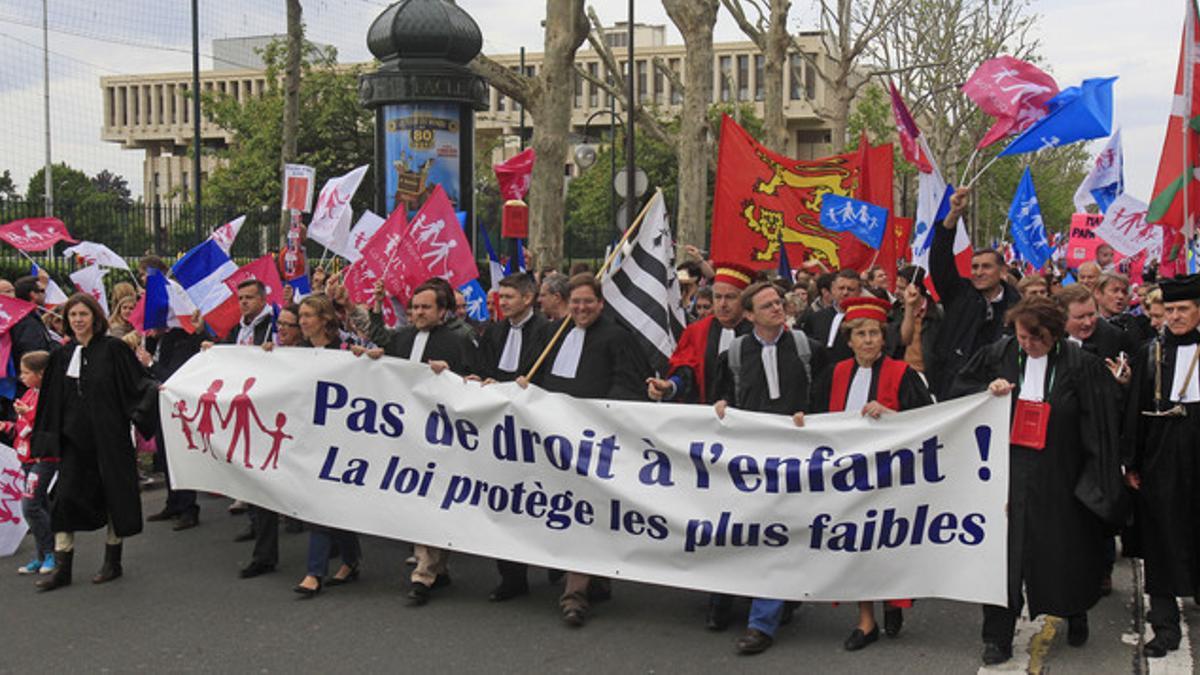 Jueces y abogados toman parte en la manifestación contra los gais en París.