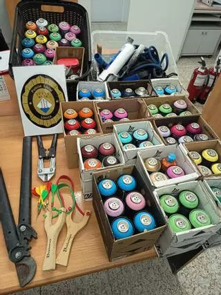 Enxampen a Llançà un grafiter de trens fitxat a França amb 93 esprais i positiu en drogues
