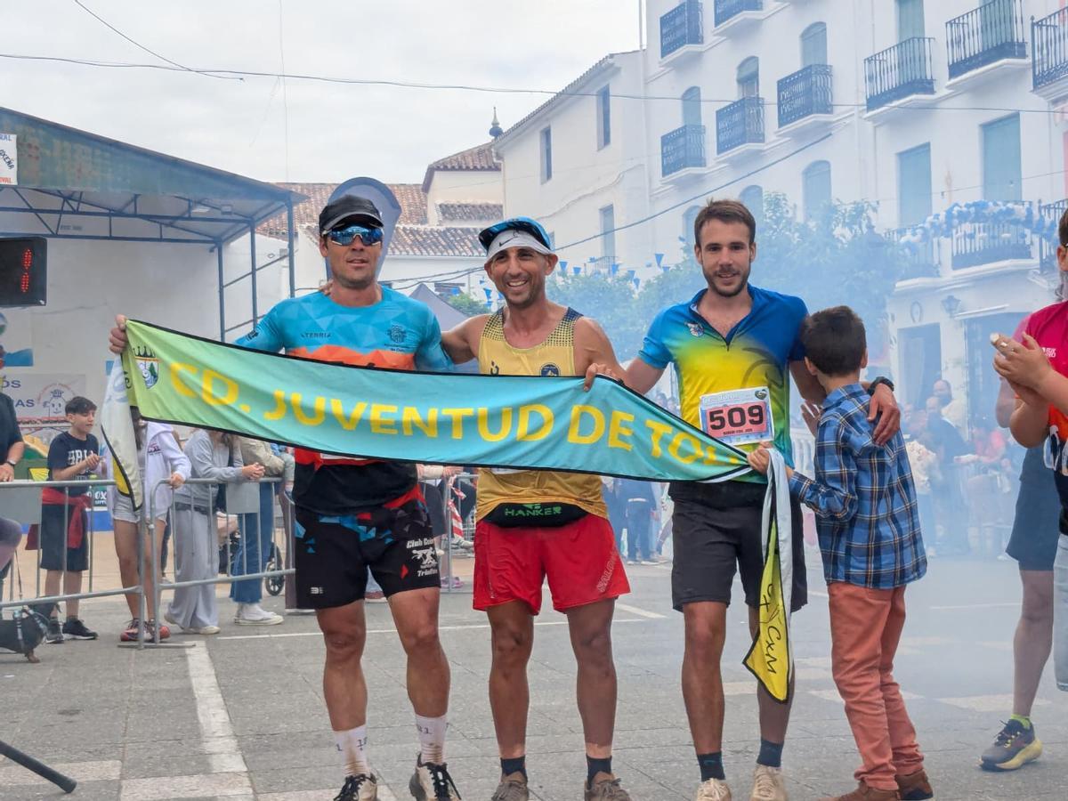Kamed Mohamed Mizzian, Juan Moreno Vera y Daniel Bernal Enríquez entraron juntos a la meta.