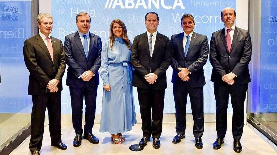 De izquierda a derecha, Eduardo Eraña, Francisco Botas, Mónica Vázquez, Juan Carlos Escotet, Pedro López y Alfonso Caruan, ayer durante la inauguración de la nueva sucursal. // FdV