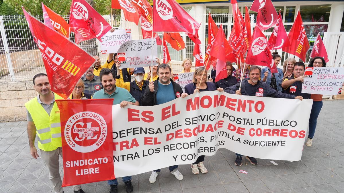 Concentración de los trabajadores de Correos en Vila-real.