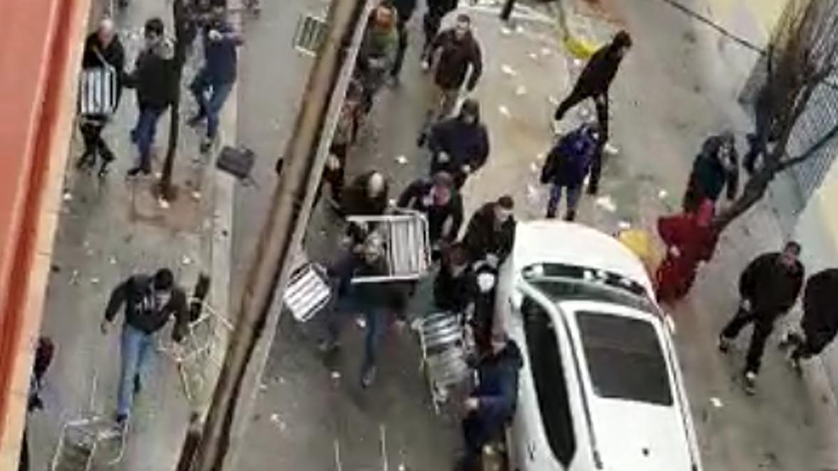 Pelea entre hinchas del Espanyol y el Athletic de Bilbao en Cornellà.